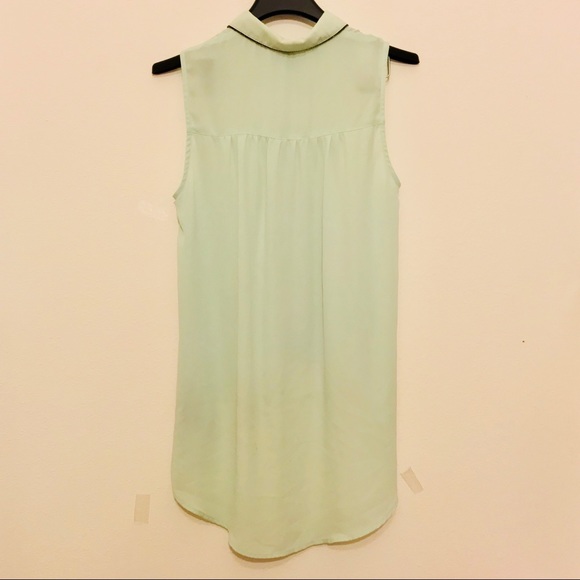 Sleeveless Blouse - Picture 2 of 4